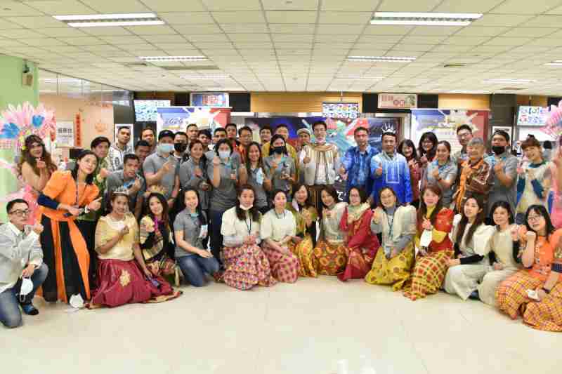 友達推動「安心、、、、創新、、、、用心、、、、同心、、盡心」五星職旅，，，，為菲籍員工打造全方位照護，，首度贏得「人權實踐與發展領袖獎」殊榮