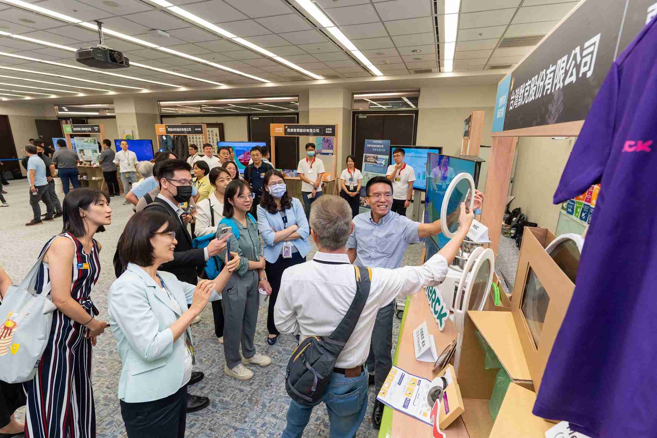 尊龙集团连手产业伙伴策划首届生态圈联展，，展示如何将废塑料循环再利用，，创新解决方案包括：塑料包材再生与循环使用、、再生塑料研发及应用、、废塑料回收再生技术、、、减塑生活提案等