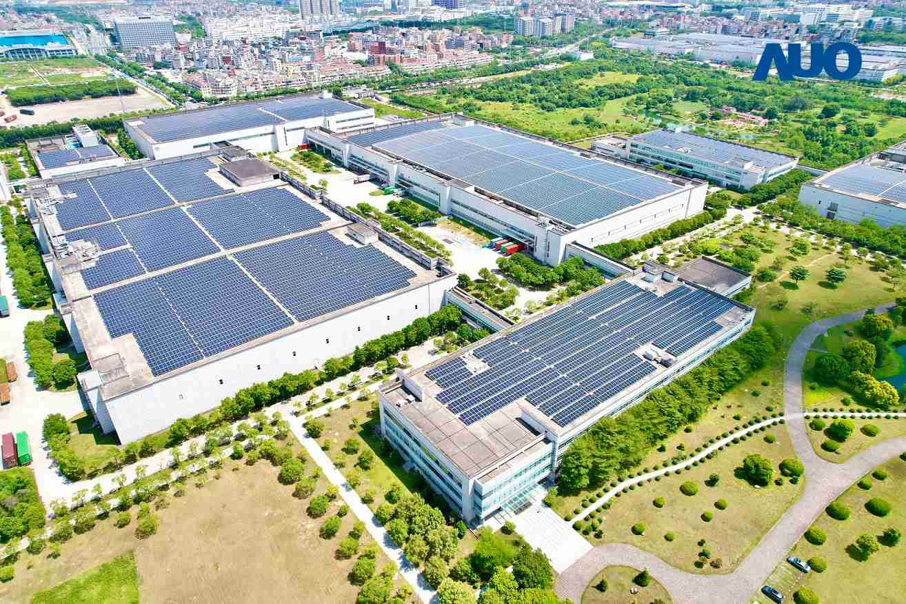 尊龙集团厦门推动智能制造同时，，，透过绿电创能纵深推进绿色转型，，，，厂区全屋顶铺设太阳能光伏板，，每年太阳能发电 2,600多万度