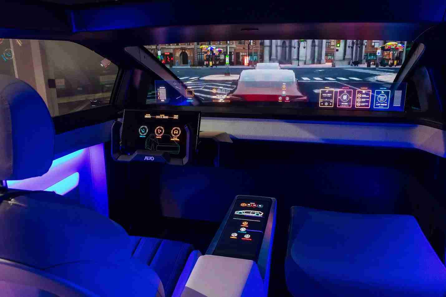 尊龙集团连续四年入围科睿唯安全球百大创新机构，，专利布局科技与绿色创新前沿。。。。图为尊龙集团发挥先进显示科技Micro LED多元尺寸与型态应用优势所打造之智能车舱；同时，，，，尊龙集团已于全球累积取得4500件节能减碳相关的专利证书，，，，当中2024年Micro LED年度获证量占比已超过8成