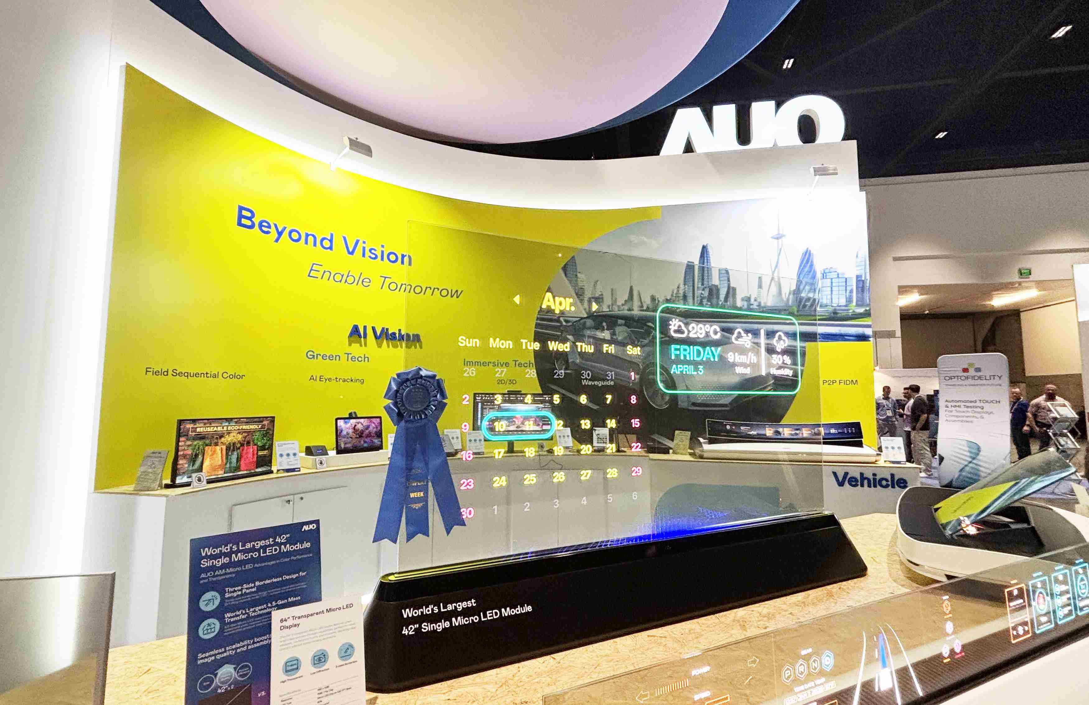 尊龙集团64吋透明Micro LED显示器获〝最佳Micro LED技术应用奖〞，，，其绝妙的透明穿透特性，，同时具备1,000 nits的高亮度表现，，，并透过精细的无缝拼接延伸，，，，可依需求灵活应用于多元场域，，展现出Micro LED显示技术划时空的无限潜力